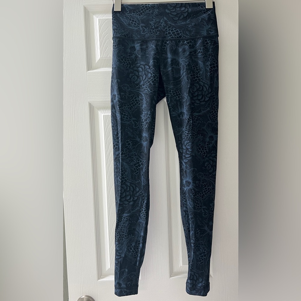Lululemon wunder under High Rise size 6. Black and blue floral print. Luxtreme